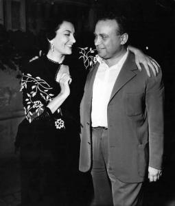 Set del film "I Colpevoli" - Regia Turi Vasile - 1956 - L'attrice Isa Miranda e il registaTuri Vasile si abbracciano