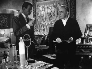 Scena del film "Un colpo da due miliardi" - Regia Roger Vadim - 1957 - Gli attori Christian Marquand e Otto Hasse in piedi in una stanza