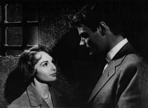 Scena del film "Un colpo da due miliardi" - Regia Roger Vadim - 1957 - Gli attori Françoise Arnoul e Christian Marquand si guardano