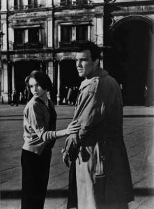 Scena del film "Un colpo da due miliardi" - Regia Roger Vadim - 1957 - Gli attori Françoise Arnoul e Franco Fabrizi in piedi in un esterno