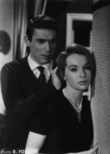 Scena del film "Un colpo da due miliardi" - Regia Roger Vadim - 1957 - Gli attori Robert Hossein e Françoise Arnoul accanto al muro in una stanza