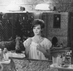 Scena del film "Un colpo da due miliardi" - Regia Roger Vadim - 1957 - L'attrice Françoise Arnoul si guarda allo specchio