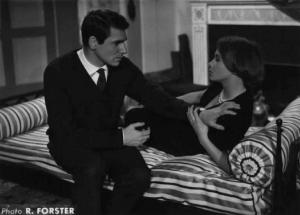 Scena del film "Un colpo da due miliardi" - Regia Roger Vadim - 1957 - Gli attori Robert Hossein e Françoise Arnoul sul divano