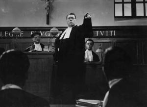 Scena del film "Un colpo di vento" - Regia Jean Dréville e Charles Felix Tavano - 1936 - L'attore Pierre Alcover in tribunale