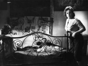 Scena del film "Colpo gobbo all'italiana" - Regia Lucio Fulci - 1962 - L'attrice Marisa Merlini in camera da letto con due bambini