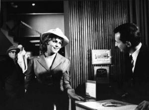 Scena del film "Colpo gobbo all'italiana" - Regia Lucio Fulci - 1962 - L'attrice Gina Rovere alla reception