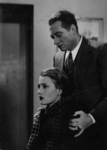 Scena del film "Come le foglie" - Regia Mario Camerini - 1935 - L'attrice Isa Miranda e l'attore Nino Besozzi vicini