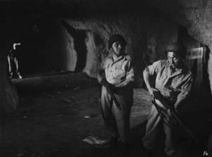 Scena del film "Come persi la guerra" - Regia Carlo Borghesio - 1947 - Un attore non identificato e l'attore Erminio Macario armati in una grotta