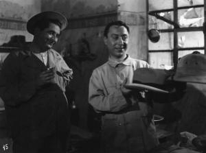 Scena del film "Come persi la guerra" - Regia Carlo Borghesio - 1947 - Gli attori Nando Bruno ed Erminio Macario con un cappello in mano