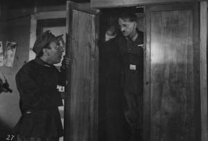 Scena del film "Come persi la guerra" - Regia Carlo Borghesio - 1947 - L'attore Erminio Macario apre l'armadio dove si nasconde un attore non identificato