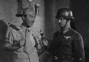 Scena del film "Come persi la guerra" - Regia Carlo Borghesio - 1947 - L'attore Erminio Macario e un attore non identificato con un soldatino in mano