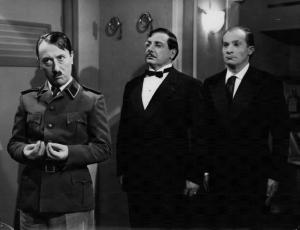 Scena del film "Come persi la guerra" - Regia Carlo Borghesio - 1947 - L'attore Erminio Macario travestito da Hitler e due attori non identificati
