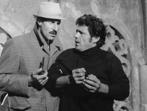 Scena del film "Come rubammo la bomba atomica" - Regia Lucio Fulci - 1967 - Gli attori Ciccio Ingrassia e Franco Franchi parlano tra loro
