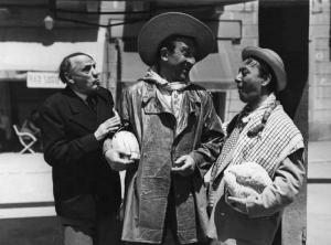 Scena del film "Come scopersi l'America" - Regia Carlo Borghesio - 1949 - Gli attori Carlo Ninchi ed Erminio Macario, con del cibo in mano, ridono tra loro