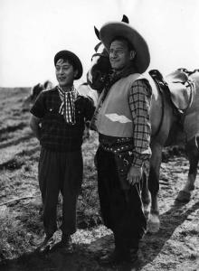 Scena del film "Come scopersi l'America" - Regia Carlo Borghesio - 1949 - Gli attori Erminio Macario e Carlo Ninchi vicino a un cavallo
