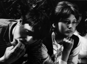 Scena del film "La commare secca" - Regia Bernardo Bertolucci - 1962 - L'attore Alvaro D'Ercole e un'attrice non identificata in primo piano.