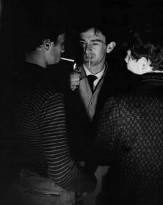 Scena del film "La commare secca" - Regia Bernardo Bertolucci - 1962 - L'attore Alvaro D'Ercole, un attore non identificato e l'attore Romano Labate in gruppo.