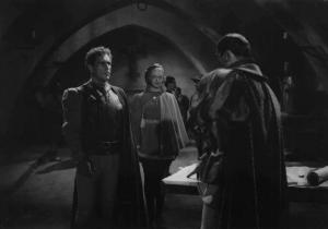 Scena del film "Condottieri" - Regia Luis Trenker - 1937 - L' attore Luis Trenker e l'attrice Carla Sveva in piedi al cospetto di un attore non identificato