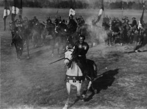 Scena del film "Condottieri" - Regia Luis Trenker - 1937 - L'attore Luis Trenker corre a cavallo durante la battaglia