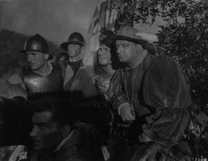 Scena del film "Condottieri" - Regia Luis Trenker - 1937 - Attori non identificati vicino a un cannone