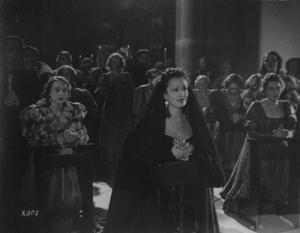 Scena del film "Condottieri" - Regia Luis Trenker - 1937 - L'attrice Laura Nucci prega inginocchiata insieme ad altri attori non identificati