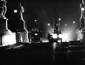 Scena del film "Il Conformista" - Regia Bernardo Bertolucci - 1970 - Di notte, attori non identificati, in auto, sventolano delle bandiere