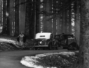 Scena del film "Il Conformista" - Regia Bernardo Bertolucci - 1970 - L'attrice Dominique Sanda corre in un bosco, lasciandosi alle spalle due auto
