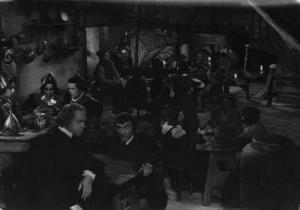 Scena del film "La Congiura dei Pazzi" - Regia Ladislao Vajda - 1940 - Gli attori Juan De Landa e Paolo Stoppa seduti in una taverna, insieme ad altri attori non identificati