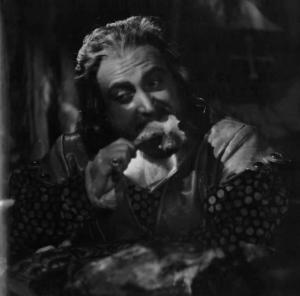 Scena del film "La Congiura dei Pazzi" - Regia Ladislao Vajda - 1940 - L'attore Juan Calvo in un primo piano, mentre mangia una coscia di pollo