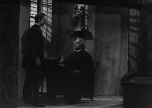 Scena del film "La Congiura dei Pazzi" - Regia Ladislao Vajda - 1940 - L'attore Edoardo Toniolo in piedi davanti all'attore Juan De Landa, intento a scrivere