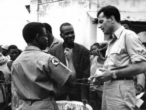 Scena del film "Congo vivo" - Regia Giuseppe Bennati - 1961- Due attori non identificati parlano all'attore Gabriele Ferzetti