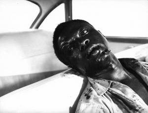 Scena del film "Congo vivo" - Regia Giuseppe Bennati - 1961- L'attore Bachir Touré ferito e sanguinante