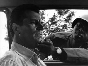 Scena del film "Congo vivo" - Regia Giuseppe Bennati - 1961- L'attore Gabriele Ferzetti seduto in auto e osservato da un soldato