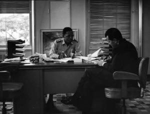 Scena del film "Congo vivo" - Regia Giuseppe Bennati - 1961- Il generale Joseph Mobutu, seduto alla scrivania, parla all'attore Gabriele Ferzetti che prende appunti