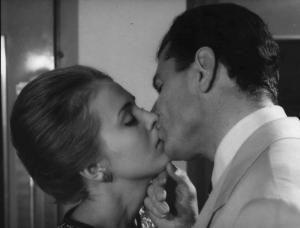 Scena del film "Congo vivo" - Regia Giuseppe Bennati - 1961- L'attrice Jean Seberg e l'attore Gabriele Ferzetti si baciano