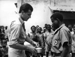 Scena del film "Congo vivo" - Regia Giuseppe Bennati - 1961- L'attore Gabriele Ferzetti mostra una tazza di riso a un attore non identificato