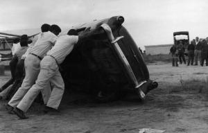 Scena del film "Congo vivo" - Regia Giuseppe Bennati - 1961- Attori non identificati ribaltano un'automobile