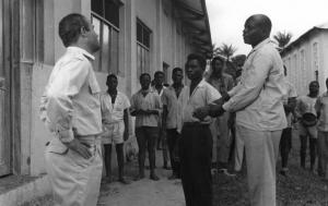Scena del film "Congo vivo" - Regia Giuseppe Bennati - 1961- Gruppo di attori non identificati in esterno