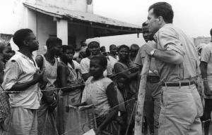 Scena del film "Congo vivo" - Regia Giuseppe Bennati - 1961- Attori non identificati al di là del filo spinato, osservati dall'attore Gabriele Ferzetti