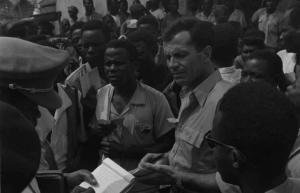 Scena del film "Congo vivo" - Regia Giuseppe Bennati - 1961- L'attore Gabriele Ferzetti in un gruppo di attori non identificati
