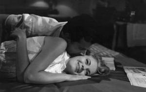 Scena del film "Congo vivo" - Regia Giuseppe Bennati - 1961- L'attore Gabriele Ferzetti bacia l'attrice Jean Seberg stesa sul letto