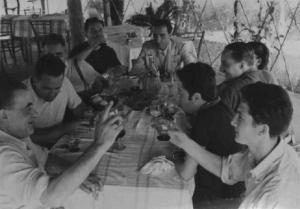Set del film "Il Conte di Brechard" - Regia Mario Bonnard - 1938 - Membri dello staff tecnico seduti a tavola
