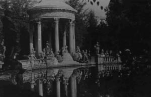 Scena del film "Il Conte di Brechard" - Regia Mario Bonnard - 1938 - Attori non identificati vicino ad un tempietto classico in giardino