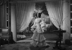 Scena del film "La Contessa Castiglione" - Regia Flavio Calzavara - 1942 - L'attrice Doris Duranti, vestita elegantemente, in piedi in una stanza