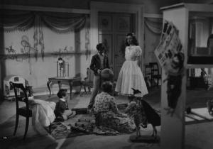 Scena del film "La Contessa Castiglione" - Regia Flavio Calzavara - 1942 - L'attrice Doris Duranti in piedi nella stanza dei giochi insieme a tre bambini