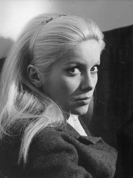 Set del film "La costanza della ragione" - Regia Pasquale Festa Campanile - 1964- L'attrice Catherine Deneuve in primo piano
.