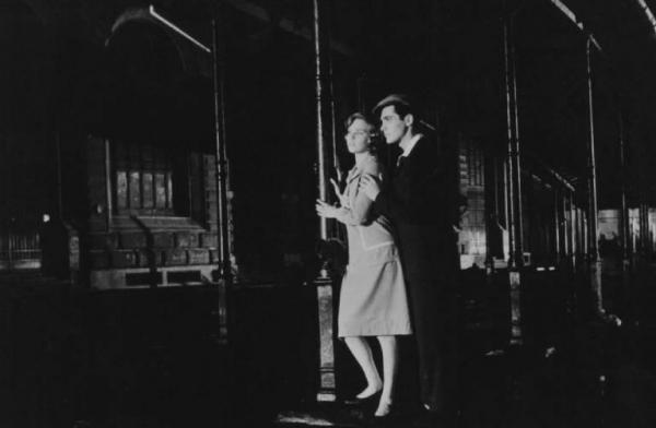 Fotografia del film "Cronache di poveri amanti" - Regia Carlo Lizzani 1953 - L'attrice Antonella Lualdi appoggiata ad un palo con un attore non identificato accanto.