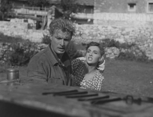 Fotografia del film "Cuori senza frontiere" - Regia Luigi Zampa 1950 - L'attore Erno Crisa e l'attrice Gina Lollobrigida.
