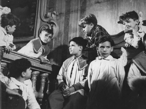 Fotografia del film "Cuori senza frontiere" - Regia Luigi Zampa 1950 - Un gruppo di bambini seduti all'interno di una chiesa.