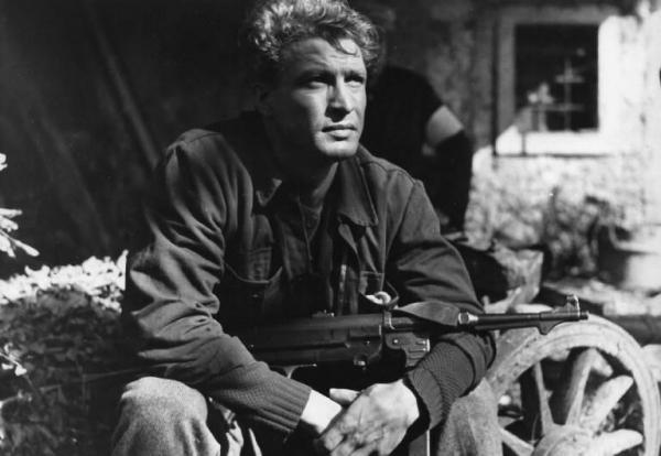 Fotografia del film "Cuori senza frontiere" - Regia Luigi Zampa 1950 - L'attore Erno Crisa seduto imbraccia un fucile.